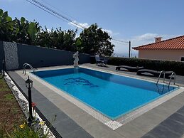 Funchal Apt- Sleeps 2 - Pool & Garden - Madeira
