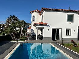 Funchal Apt- Sleeps 2 - Pool & Garden - Madeira