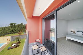 Felicidade Rocha I, for Families, With a Pool