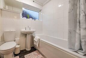 Lovely 2 Bedroom Apartment With Fireplace