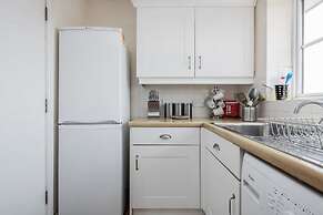 Captivating 3-bed Apartment in Grays