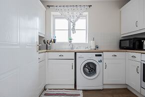 Captivating 3-bed Apartment in Grays