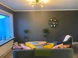 Cozy One Bedroom Apartment With Balcony