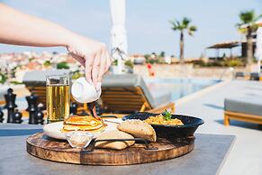 Akrolithos luxury suites