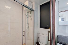 Comfortable Design 2BR with Washing Machine Sky House BSD Apartment