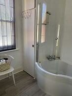 Stunning 2-bed Apartment Above Schooners Bar