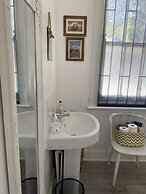 Stunning 2-bed Apartment Above Schooners Bar