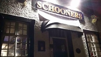 Stunning 2-bed Apartment Above Schooners Bar