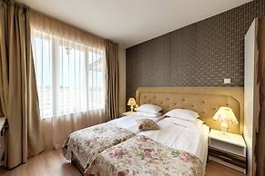 Avenue Deluxe