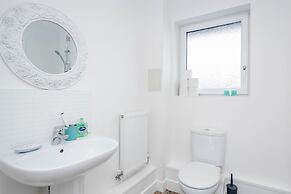 Impeccable 2-bed Apartment in Romford