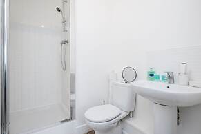 Impeccable 2-bed Apartment in Romford