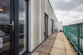 Impeccable 2-bed Apartment in Romford