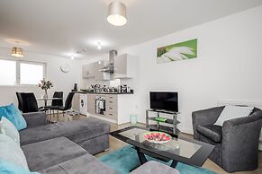 Impeccable 2-bed Apartment in Romford