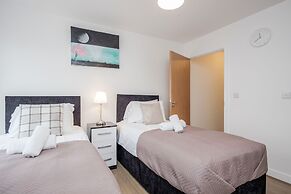 Impeccable 2-bed Apartment in Romford