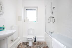 Impeccable 2-bed Apartment in Romford