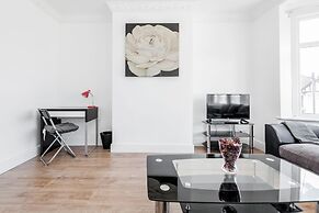Charming 3-bed Apartment in Romford