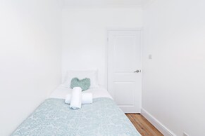 Charming 3-bed Apartment in Romford