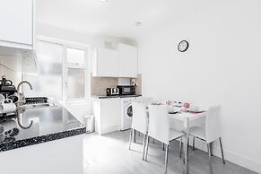Charming 3-bed Apartment in Romford