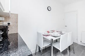 Charming 3-bed Apartment in Romford
