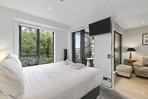 Chic 2BR Pool & Gym - Steps to Ponsonby