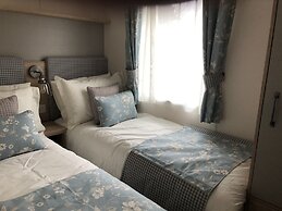 Luxury 2 Bedroom Caravan in Stunning Location