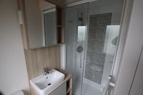 Luxury 2 Bedroom Caravan in Stunning Location