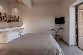 Amal Kythnos Suites
