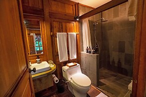 TIRA VILAGNA SUITES & SPA