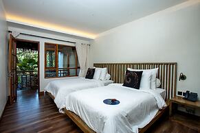 TIRA VILAGNA SUITES & SPA