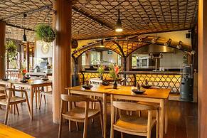TIRA VILAGNA SUITES & SPA