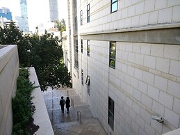 Bright and Clean Rothchild Quarter