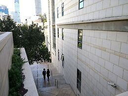 Bright and Clean Rothchild Quarter