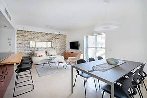 Bright and Clean Rothchild Quarter