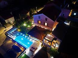 Spacious Apartment Milly With Pool