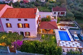Spacious Apartment Milly With Pool