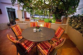 Spacious Apartment Milly With Pool