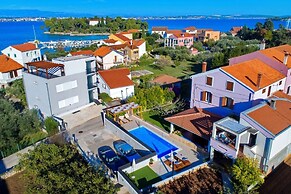 Spacious Apartment Milly With Pool