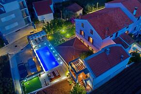 Spacious Apartment Milly With Pool