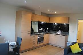 Remarkable 2-bed Apartment in Reading
