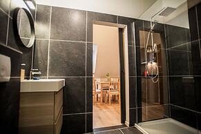 Luxury Suites Riverside Residence