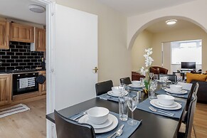 2-bed House - Sleeps 7 & Free Parking