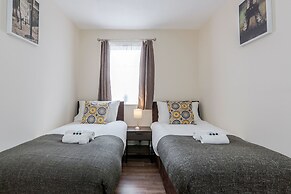 2-bed House - Sleeps 7 & Free Parking