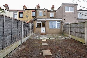 2-bed House - Sleeps 7 & Free Parking