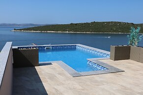 Spacious Robinson House Iris With Pool