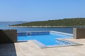 Spacious Robinson House Iris With Pool