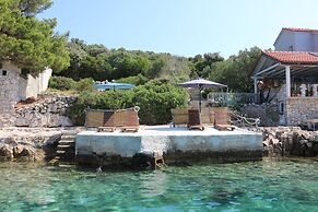 Spacious Robinson House Iris With Pool