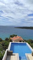 Spacious Robinson House Iris With Pool