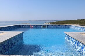 Spacious Robinson House Iris With Pool