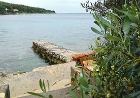 All New Seafront Apartment Yvonne, Sleeps 5