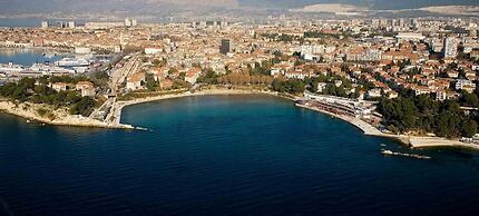 Modern apt With Terrace 4 min Walk to the Beach